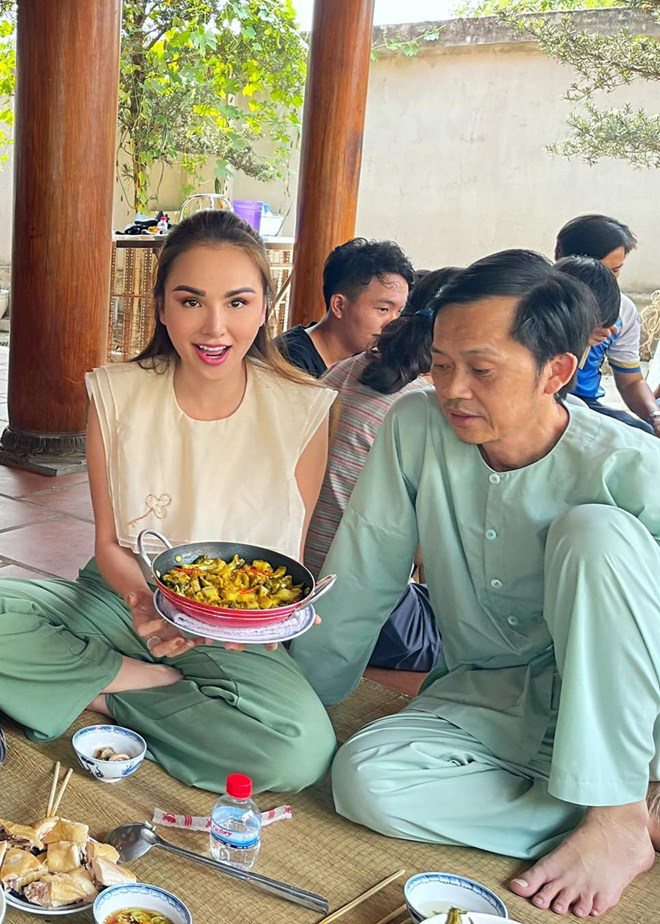 Hoa hậu xinh đẹp mê mẩn món ăn này của Hoài Linh, danh hài nấu sành không cần nếm - 5