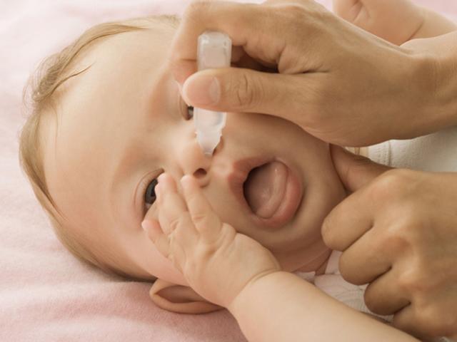 Con bị viêm phổi chỉ vì bố mẹ vệ sinh mũi sai cách