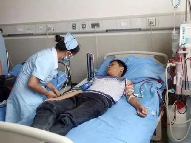 Chàng sinh viên 22 tuổi bị sỏi thận vì thói quen vừa ăn vừa nghịch điện thoại ban đêm