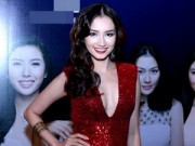 Thời trang - Trúc Diễm mặc váy cổ V sâu hun hút trước ngày cưới