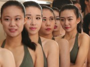 Thời trang - TQ: Tranh cãi vì nữ sinh mặc bikini, co ro trong giá rét