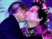 Làng sao - Nhạc sĩ Nguyễn Ánh 9 hôn vợ trong "đám cưới vàng"