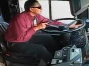 Tài xế xe buýt sống thần kỳ sau pha đấu đầu với xe tải