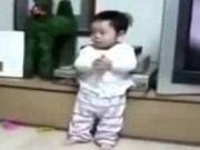 Clip Eva - Em bé bị mẹ phạt biểu cảm dễ thương
