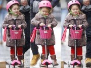 Làng sao - Bé Harper đáng yêu đi xe scooter cùng bố Beck