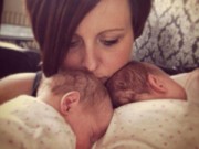 Bà bầu - Cặp song thai chung bọc ối sống sót kỳ diệu