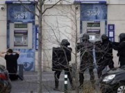 Tin tức - Thêm một vụ bắt cóc con tin rúng động ở ngoại ô Paris