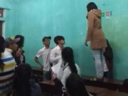 Tin tức - Nữ sinh túm tóc, đánh giáo viên ngay trên bục giảng