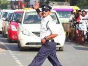 Clip Eva - Cảnh sát vừa điều khiển giao thông vừa nhảy