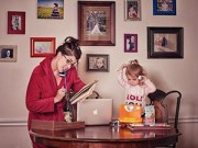 Làm mẹ - Bà mẹ biến "cuộc chiến" chăm con thành bộ ảnh vui nhộn