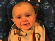 Clip Eva - Em bé 10 tháng tuổi khóc khi nghe mẹ hát