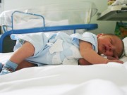 Làm mẹ - 3 điểm phân biệt trẻ ho viêm phổi và ho virus