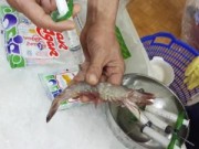 Mua sắm - Giá cả - Dùng kim tiêm “phù phép” tôm sú đông lạnh có màu tươi sống