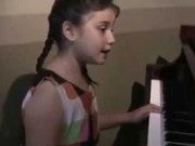 Clip Eva - Cô bé người Mỹ gốc Việt hát "Lòng mẹ" đầy cảm động