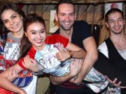 Làng sao - Lan Ngọc được bạn diễn bưng bê như một "bà hoàng"