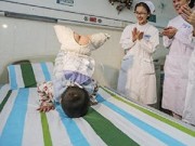 Làm mẹ - Rơi lệ với cậu bé cụt 2 chân nhảy trên giường bệnh