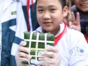 Tin tức - Học sinh Hà Nội hớn hở với trải nghiệm gói bánh chưng