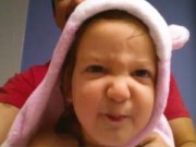 Clip Eva - Em bé đáng yêu tập nói theo nhạc Rock