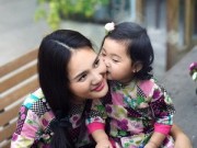 Giải trí - "Ghen tị" ngắm con gái HH Hương Giang hôn mẹ
