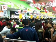 Tin tức - Chen lấn, xô đẩy mua thực phẩm cuối năm