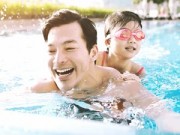 Làng sao - Trần Bảo Sơn đi bơi cùng con gái ngày cận Tết