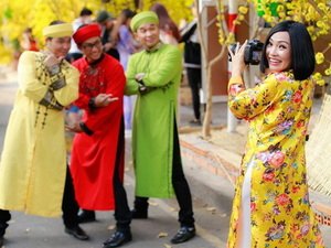 Phương Thanh mặc áo dài làm phó nháy cho nhóm MTV