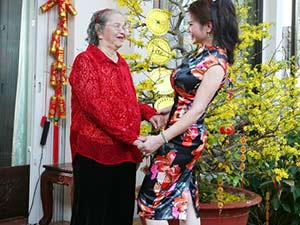 HH Kim Hồng tình cảm bên mẹ ruột ngày đầu năm