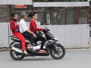 Tin tức - Người Hà Nội vô tư để đầu trần "cưỡi" xe máy đi chúc Tết