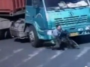 Clip Eva - Video: Thoát chết thần kỳ dưới gầm xe container