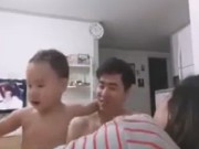 Clip Eva - Ngộ nghĩnh hành động cậu bé bảo vệ mẹ