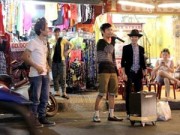 Clip Eva - Lệ Rơi, Thánh bàn chải khoe giọng hát trên phố Sài Gòn