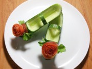 Bếp Eva - 8/3: Mẹ tỉa giày xinh cho bé gái từ dưa chuột