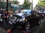 Tin tức - Tài xế đột tử, ô tô Mercedes lao đầu vào xe khách