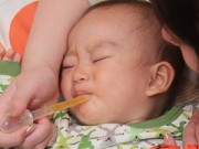 Làm mẹ - 6 lỗi tai hại khi cho con uống thuốc 90% mẹ mắc phải