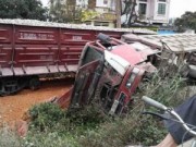 Ngày mới - Tàu hỏa tông ô tô tải, lái tàu gãy chân