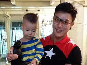 Chồng Thúy Vinh tình cảm tặng quà cho con trai