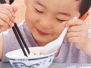 Làm mẹ - Trẻ biếng ăn, mẹ phải “nhẫn tâm” cho nhịn đói