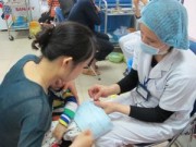 Tin tức - Nhiều cha mẹ cho con tiêm Quinvaxem tại điểm tiêm dịch vụ