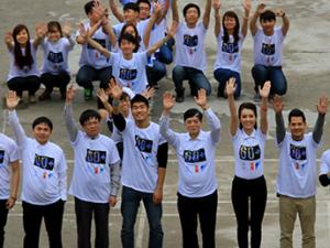 Hơn 300 sinh viên xếp hình 60+ chống biến đổi khí hậu