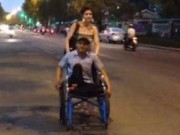 Tin tức - Bà Tây đẩy xe lăn giúp cậu bán vé số tật nguyền
