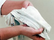 Nhà đẹp - 7 cách tẩy sạch nấm mốc khó chịu trên quần áo