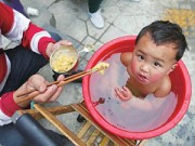 Làm mẹ - Cách nuôi kỳ lạ của bố TQ không bao giờ cho con mặc đồ