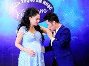 Làng sao - Bằng Kiều nhí nhảnh hôn tay bà bầu 7 tháng Thu Minh