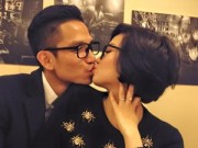 Làng sao - Vợ chồng Tâm Tít hôn nhau tình cảm ở chốn đông người