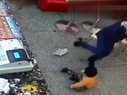 Tin tức - Mẹ đánh con thậm tệ vì làm rơi đồ ăn xuống sàn nhà