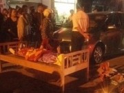 Tin tức - Mở cửa xe ô tô bất cẩn gây tai nạn chết người