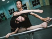Làng sao - Ninh Dương Lan Ngọc "khóc ròng" vì tập ép dẻo