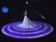 Thời trang - Tròn mắt trước váy đổi màu kỳ diệu của Jennifer Lopez