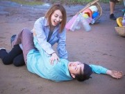 Xem & Đọc - Hoài Linh vất vả "vật lộn" với Ngân Khánh trong "Ma Dai"