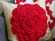 Nhà đẹp - Tự làm gối hoa hồng trang trí phòng khách